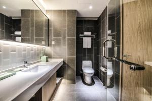 Vannituba majutusasutuses Q-Box Hotel Shanghai Sanjiagang -Offer Pudong International Airport and Disney shuttle