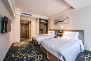 Voodi või voodid majutusasutuse Q-Box Hotel Shanghai Sanjiagang -Offer Pudong International Airport and Disney shuttle toas