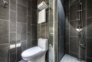 Vannituba majutusasutuses Q-Box Hotel Shanghai Sanjiagang -Offer Pudong International Airport and Disney shuttle