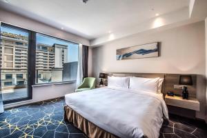 Voodi või voodid majutusasutuse Q-Box Hotel Shanghai Sanjiagang -Offer Pudong International Airport and Disney shuttle toas