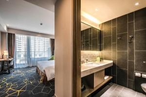 Vannituba majutusasutuses Q-Box Hotel Shanghai Sanjiagang -Offer Pudong International Airport and Disney shuttle