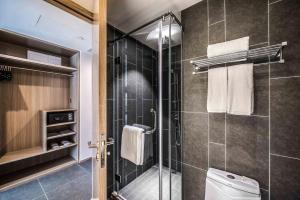 Vannituba majutusasutuses Q-Box Hotel Shanghai Sanjiagang -Offer Pudong International Airport and Disney shuttle