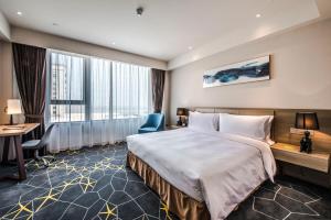 Voodi või voodid majutusasutuse Q-Box Hotel Shanghai Sanjiagang -Offer Pudong International Airport and Disney shuttle toas