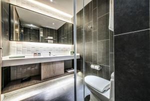 Vannituba majutusasutuses Q-Box Hotel Shanghai Sanjiagang -Offer Pudong International Airport and Disney shuttle