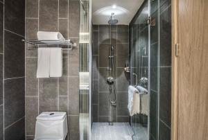 Vannituba majutusasutuses Q-Box Hotel Shanghai Sanjiagang -Offer Pudong International Airport and Disney shuttle
