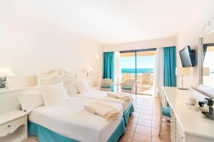 Postel nebo postele na pokoji v ubytování Iberostar Waves Playa Gaviotas All Inclusive