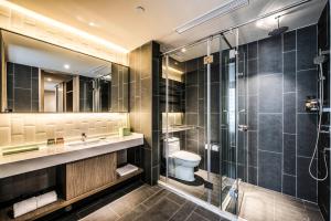 Vannituba majutusasutuses Q-Box Hotel Shanghai Sanjiagang -Offer Pudong International Airport and Disney shuttle