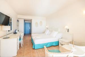 TV a/nebo společenská místnost v ubytování Iberostar Waves Playa Gaviotas All Inclusive