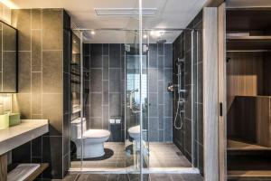 Vannituba majutusasutuses Q-Box Hotel Shanghai Sanjiagang -Offer Pudong International Airport and Disney shuttle