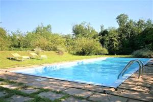 A piscina em ou perto de Villa with private pool and garden