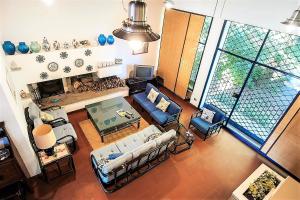 Uma área de estar em Villa with private pool and garden