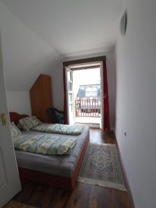 Ένα ή περισσότερα κρεβάτια σε δωμάτιο στο Barátság Ház