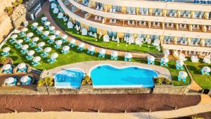 Bazén v ubytování Iberostar Waves Playa Gaviotas All Inclusive nebo v jeho okolí