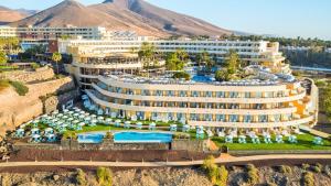 Bazén v ubytování Iberostar Waves Playa Gaviotas All Inclusive nebo v jeho okolí