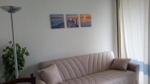 een woonkamer met een bank en een foto aan de muur bij Casa Victoria in Golfo Aranci
