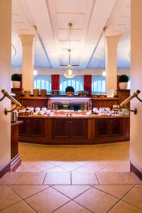 Ein Restaurant oder anderes Speiselokal in der Unterkunft Strandhotel Ostfriesenhof 