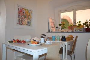 eine Küche mit einem weißen Tisch und Obst darauf in der Unterkunft Terra Murata Boutique b&b in Procida