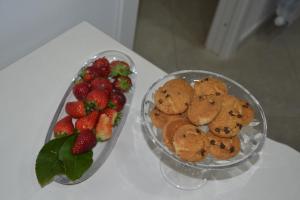 zwei Schüsseln Kekse und Erdbeeren auf dem Tisch in der Unterkunft Terra Murata Boutique b&b in Procida