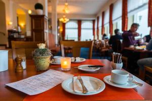 Ein Restaurant oder anderes Speiselokal in der Unterkunft Strandhotel Ostfriesenhof 