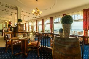 Ein Sitzbereich in der Unterkunft Strandhotel Ostfriesenhof