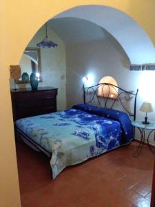 une chambre avec un lit recouvert d'une couette bleue dans l'établissement Appartamento Residence Costa D'Amalfi, à Minori