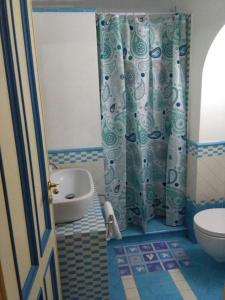 une salle de bain avec toilettes et rideau de douche dans l'établissement Appartamento Residence Costa D'Amalfi, à Minori