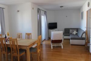 TV a/nebo společenská místnost v ubytování Andrea Apartments