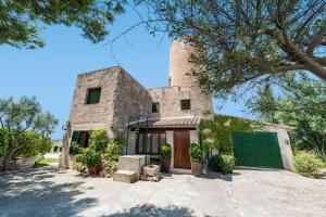 サンタ・マルガリーダにあるVilla Es Moli - Son Femeniaの塔のある古い石造りの家