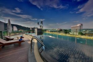 una piscina en la parte superior de un edificio en The Sun Xclusive, en Pattaya South