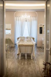 a large dining room with a table and chairs at Hotel Corallo in Milano Marittima