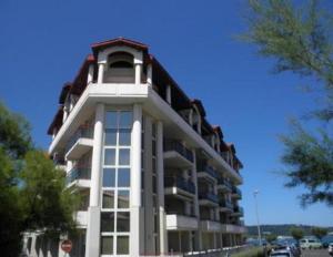 een groot gebouw met daarop een klokkentoren bij APARTAMENTO HENDAYA Playa-wifi-parking in Hendaye