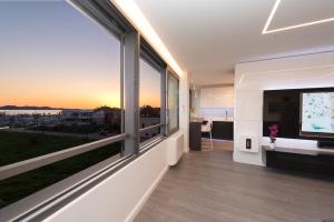 Televízia a/alebo spoločenská miestnosť v ubytovaní Luxury Apartment Kortina