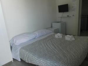 ein Schlafzimmer mit einem Bett mit zwei Handtüchern darauf in der Unterkunft Affittacamere Nemo in Polignano a Mare