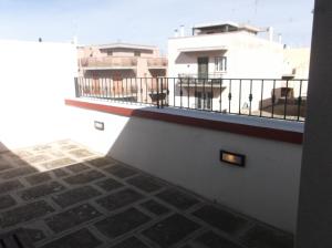 Balkon mit Blick auf ein Gebäude mit Balkon in der Unterkunft Affittacamere Nemo in Polignano a Mare