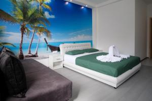 sypialnia z łóżkiem i widokiem na ocean w obiekcie Apartment Ivana w mieście Trebinje