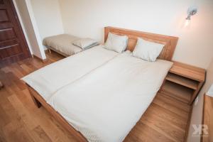 ein großes weißes Bett mit weißer Bettwäsche und Kissen in der Unterkunft Maria 4 Apartment in Tartu