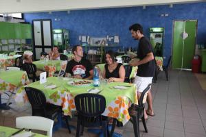Een restaurant of ander eetgelegenheid bij Camping Villaggio Lamaforca