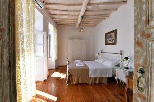 A bed or beds in a room at 16thCentury