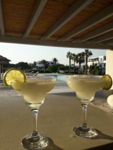 Dois copos de Martini com limão na mesa. em Stella Naxos Island em Agia Anna (Naxos)