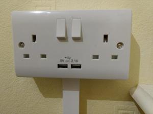 un interrupteur lumineux blanc sur un mur dans une pièce dans l'établissement Haven House, à Torquay