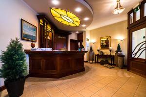eine Hotellobby mit einer Rezeption und einem Weihnachtsbaum in der Unterkunft Strandhotel Ostfriesenhof in Borkum + 37 Fotos