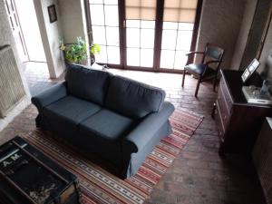 salon z czarną kanapą i krzesłem w obiekcie Apartamenty Za Murem w Poznaniu