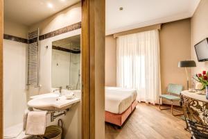 une chambre d'hôtel avec un lit et un lavabo dans l'établissement Boutique Hotel Galatea, à Rome