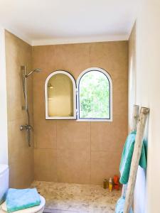 łazienka z prysznicem i toaletą w obiekcie Villa Sol w mieście Cala Santanyi