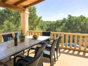 una mesa y sillas en una terraza con vistas en Villa Sol, en Cala Santanyi