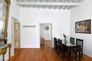 A seating area at 16thCentury