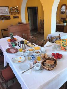 una mesa blanca con comida encima en Guest House Sandra, en Rab