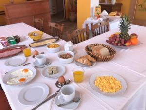 una mesa con desayuno en un mantel blanco en Guest House Sandra, en Rab