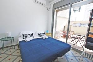 een slaapkamer met een bed en een groot raam bij La casa del Pi · La casa del Pi · House in the city, next to Barcelona and beach in Badalona