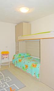 Postel nebo postele na pokoji v ubytování Villetta Ulivi CA7 sun terrace by Gardadomusmea